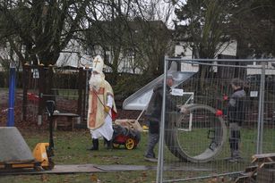 Da kommt der Nikolaus durch die Baustelle.